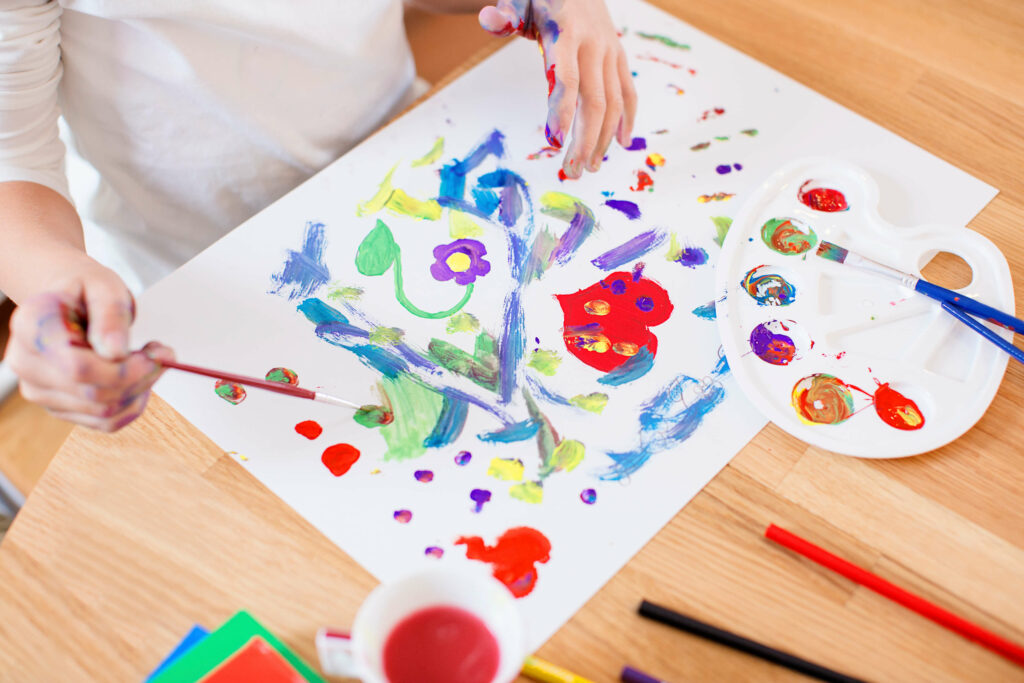 pinceles de gouache y dibujos para niños. foto niño pinta un