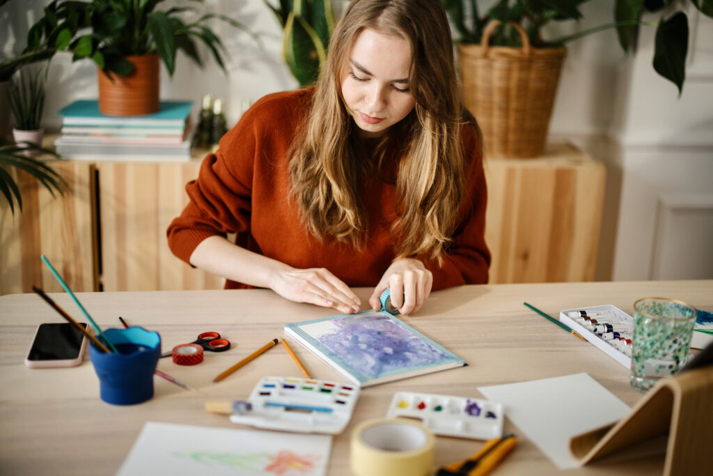 Mujer joven pintando con acuarela
